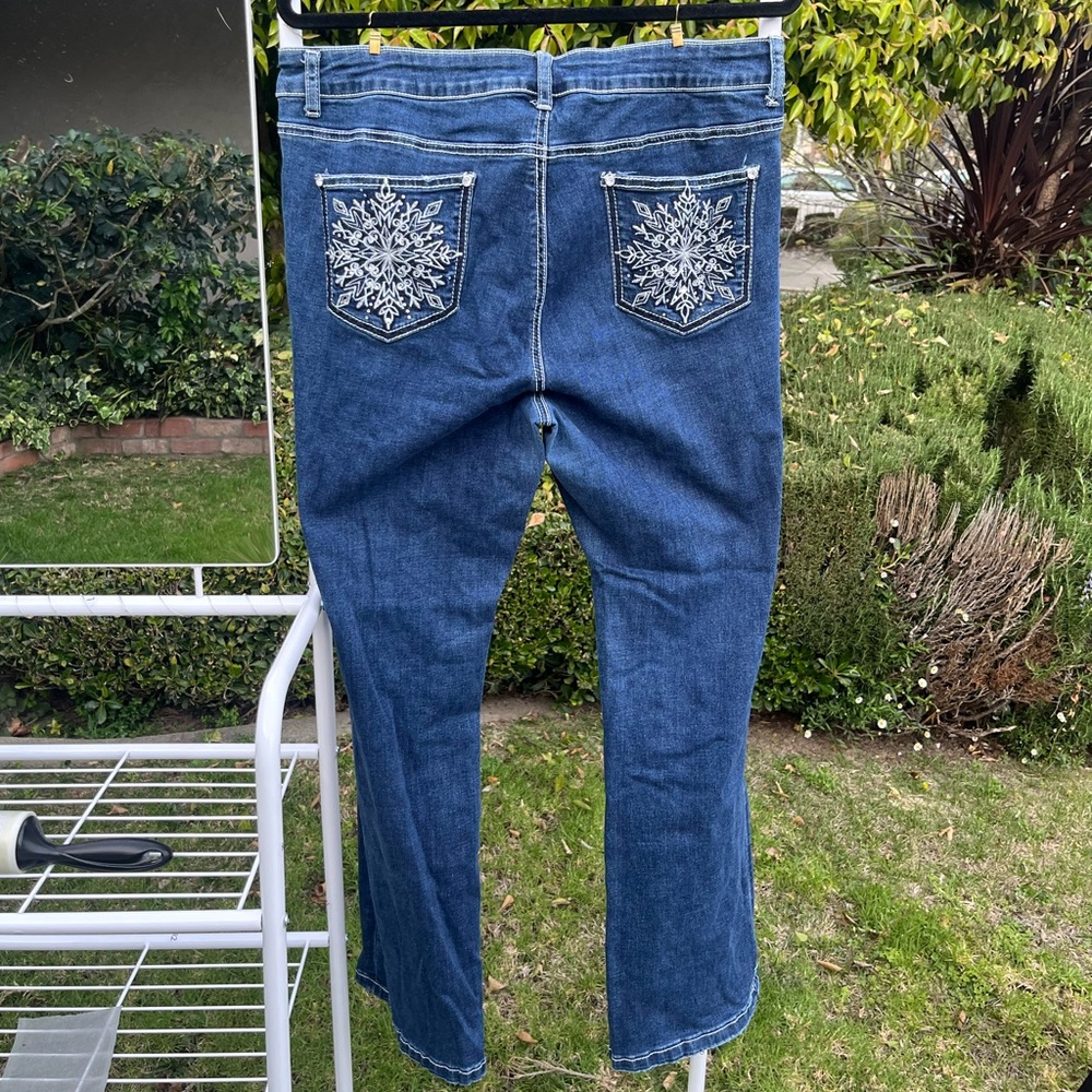 Embroidered Back-Pocket Blue Women’s Flare Jeans